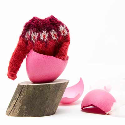 Kreative Osterdekoration mit Minipullovern: Roter Pullover